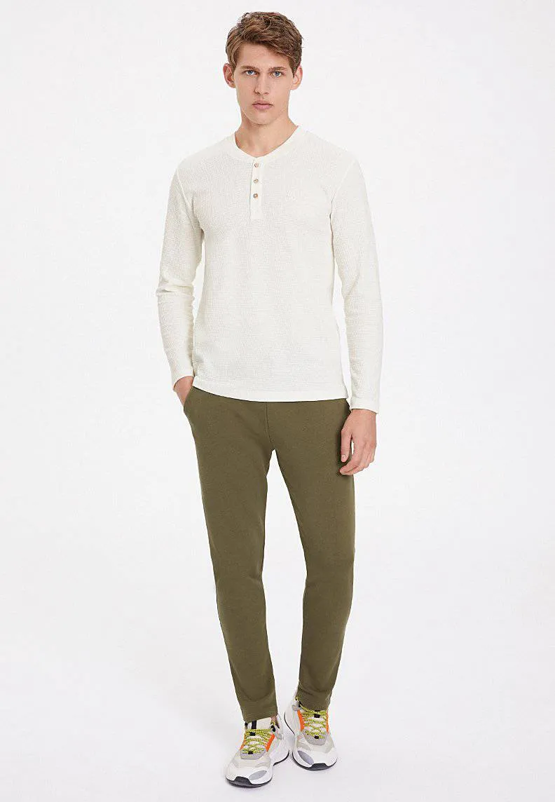 Beyaz Henley Yaka Pamuklu Regular Fit Waffle Kumaş Uzun Kollu Erkek T-Shirt ESSENTIALS LONG SLEEVE HENLEY