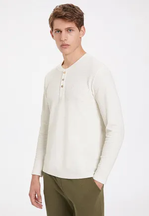 Beyaz Henley Yaka Pamuklu Regular Fit Waffle Kumaş Uzun Kollu Erkek T-Shirt ESSENTIALS LONG SLEEVE HENLEY