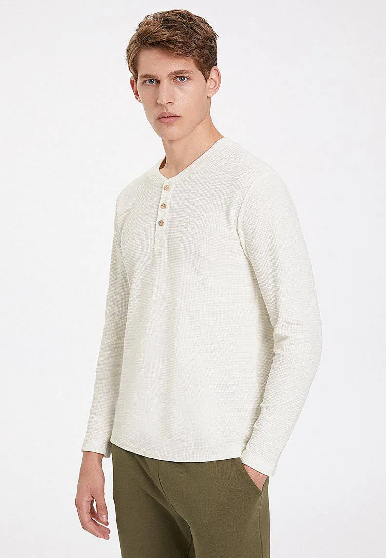 Beyaz Henley Yaka Pamuklu Regular Fit Waffle Kumaş Uzun Kollu Erkek T-Shirt ESSENTIALS LONG SLEEVE HENLEY