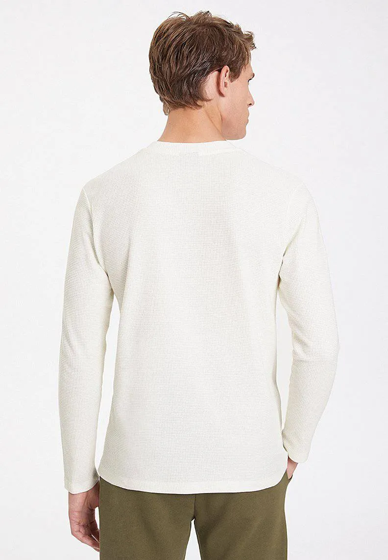 Beyaz Henley Yaka Pamuklu Regular Fit Waffle Kumaş Uzun Kollu Erkek T-Shirt ESSENTIALS LONG SLEEVE HENLEY