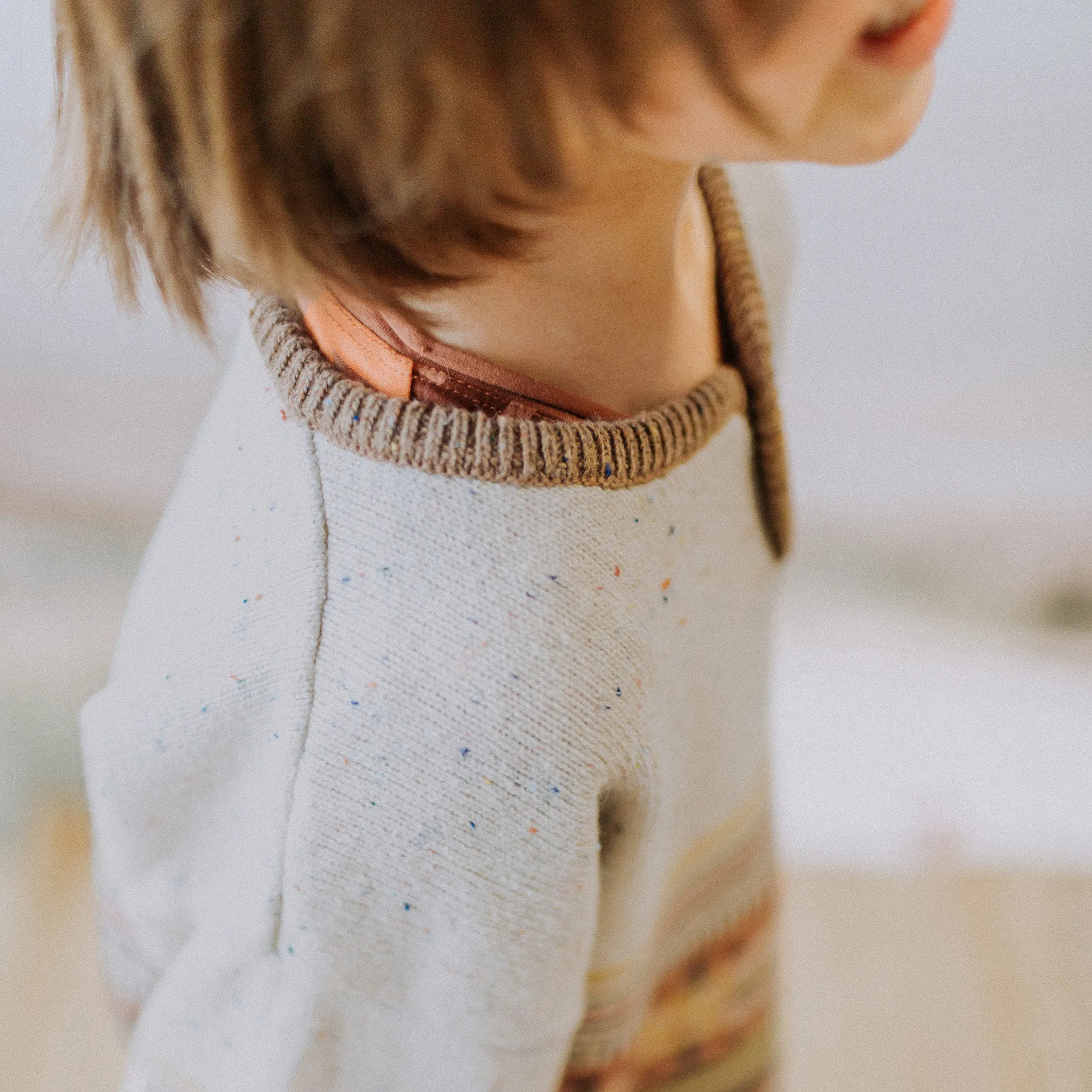 Chandail de maille brun ligné, enfant || Brown striped crewneck in knitwear, child
