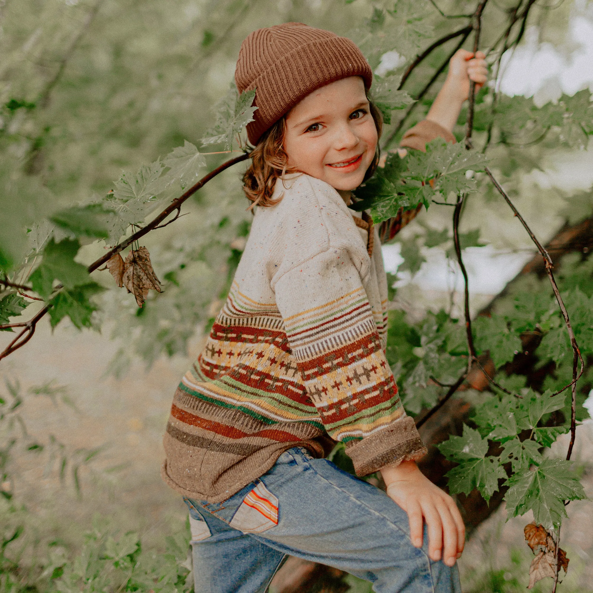Chandail de maille brun ligné, enfant || Brown striped crewneck in knitwear, child
