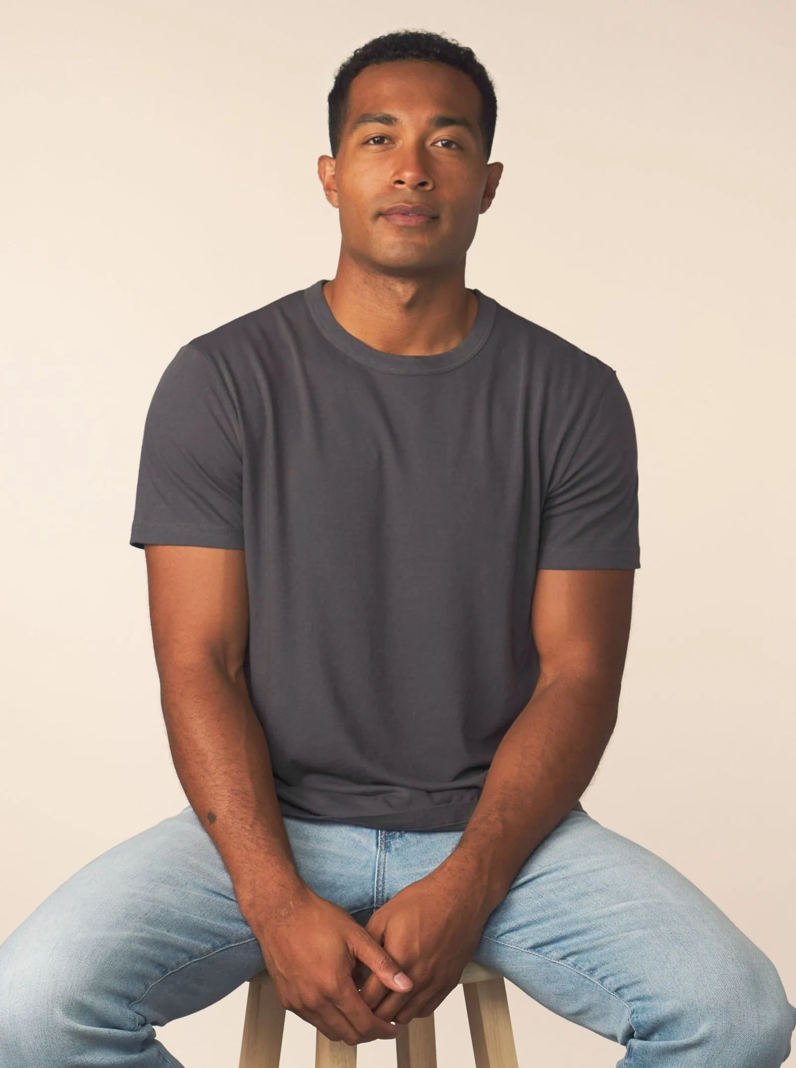 men’s cotton cashmere tee - carbon