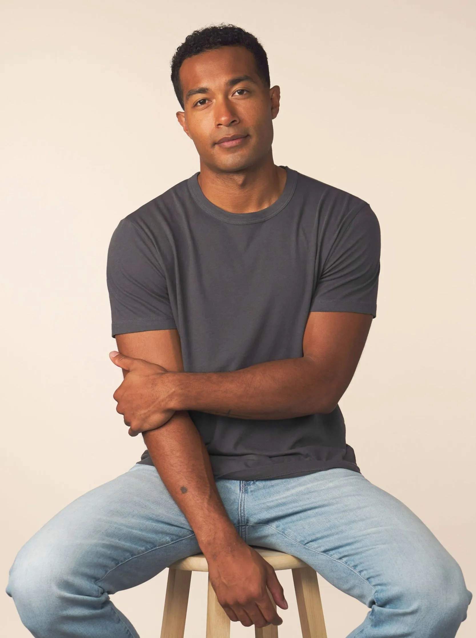 men’s cotton cashmere tee - carbon
