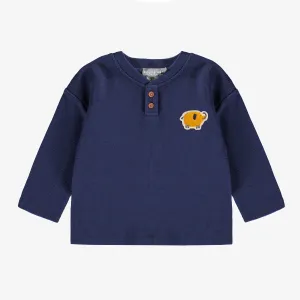 T-shirt marine à manches longues en jersey gaufré, bébé || Long-sleeved navy t-shirt in waffle jersey, baby